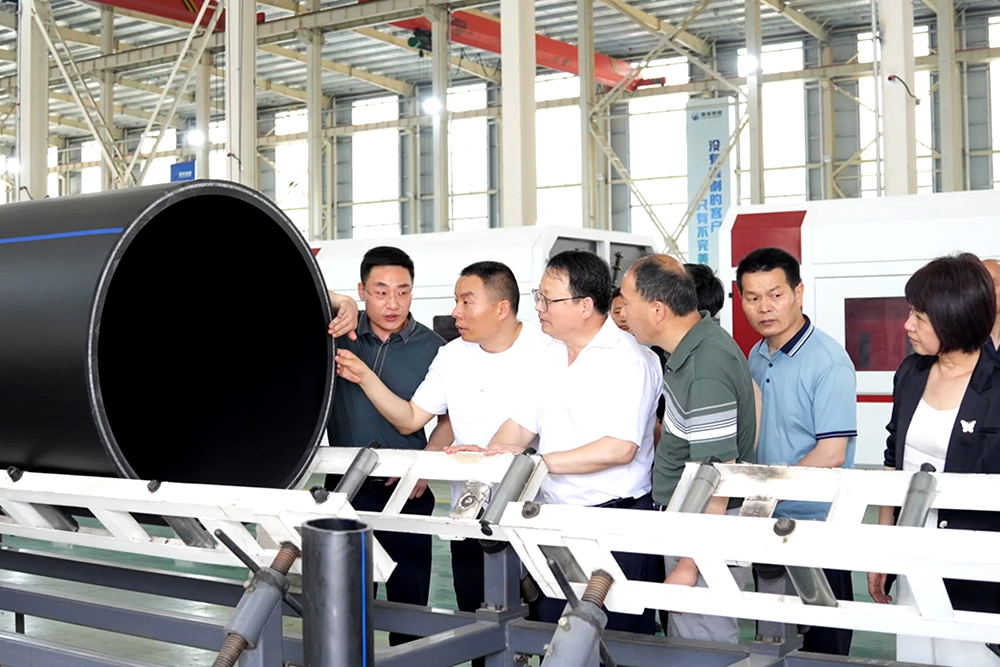 縣人大常委會(huì)副主任楊翠萍帶領(lǐng)阜南一中、三中教學(xué)骨干蒞臨豪家股份考察交流